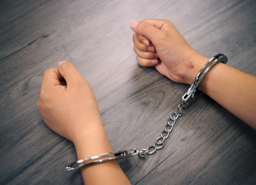 广东男子雨天滑倒不慎触碰行人被控猥亵,冠领律师依法辩护助其获不予处罚决定-1 广东男子雨天滑倒不慎触碰行人被控猥亵,冠领律师依法辩护助其获不予处罚决定-1