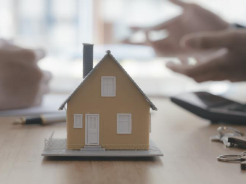 父母遗产房“赠与”成谜，冠领律师铁证破局助七旬老人继承300万元折价款-1