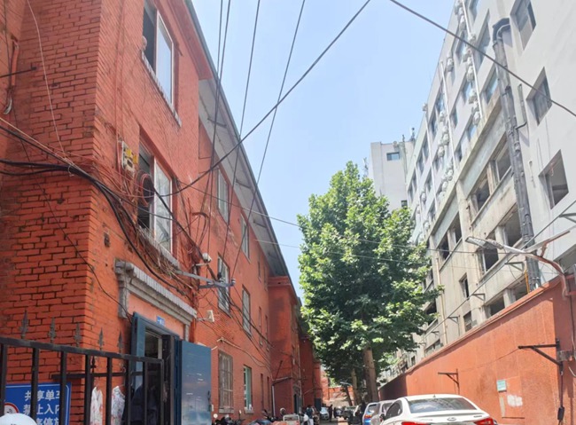 弟弟长期霸占共有房屋拒不配合卖房，冠领律师帮哥哥司法调解确认出售房屋