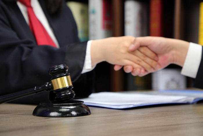 离婚分得房产却因代位析产诉讼被查封，冠领律师调解止损保全大额财产权益